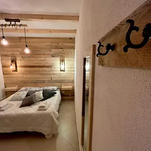 Iknos Guest house